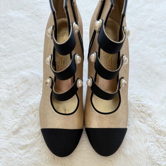NEW!! Chanel 2018 Gold Toe Leather Pearl Button Boots Heels 38 EU Retail 1400$ - Picture 4 of 11